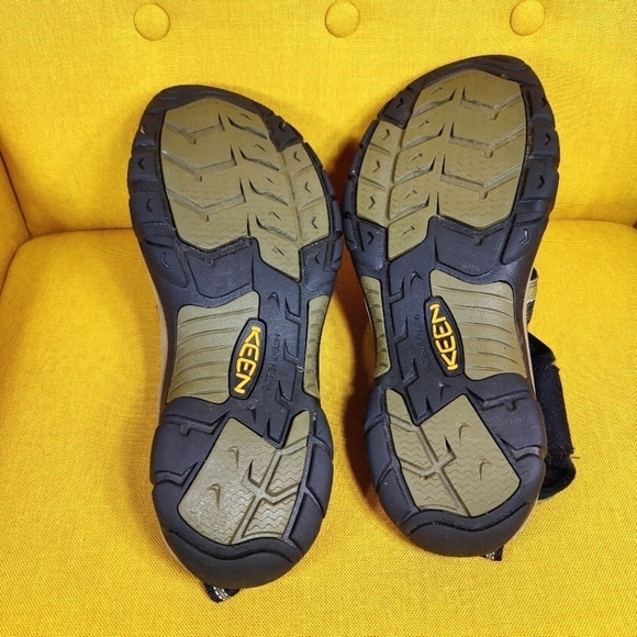 KEEN Men\'s Black Gold Newport H2 Hiking Hybrid Adventure Sandal - Size 13